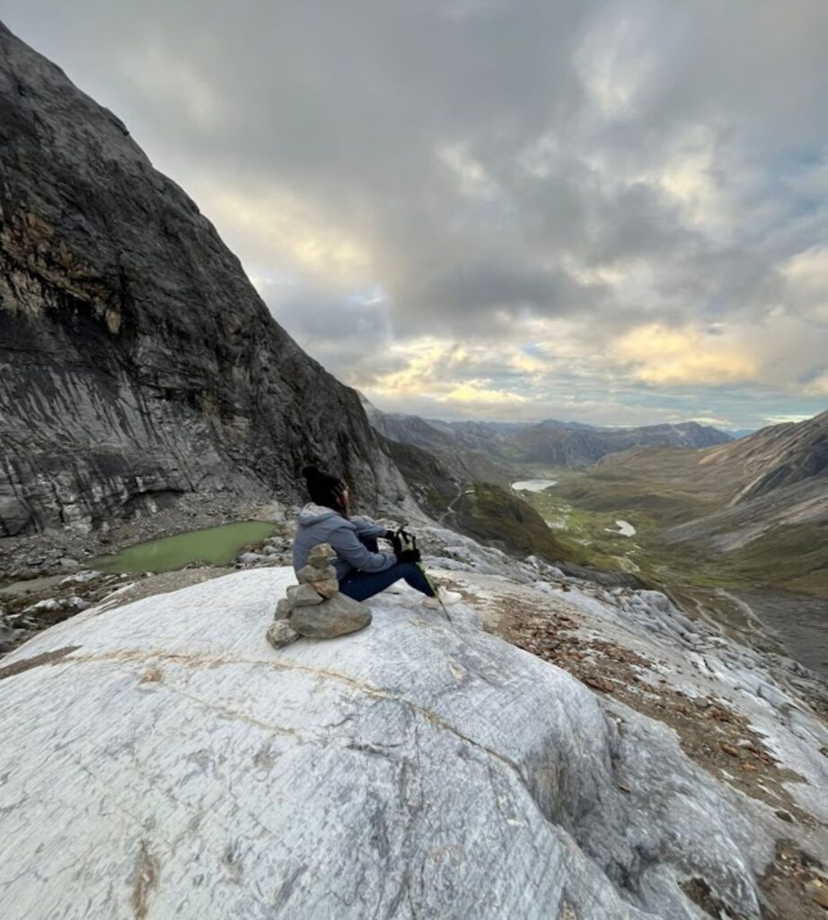Nevado Raura Turista viendo el panorama sobre el nevado Raura