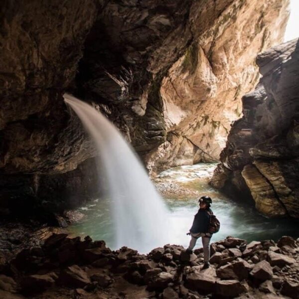 Fotografía de una persona cerca a una catarata en el Cañon de Autisha