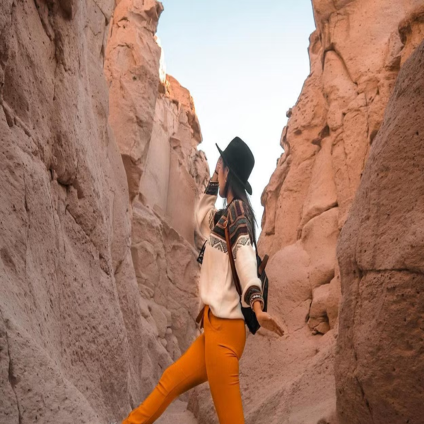 Fotografía de una turista en la Cantera Añashuayco, Arequipa