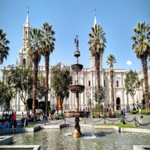 Plaza de Armas de Arequipa, en Perú, un lugar central y emblemático de la ciudad