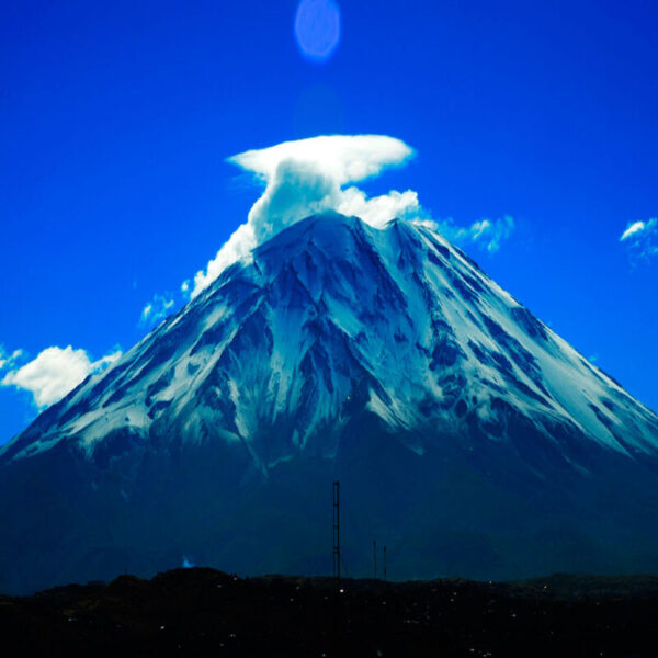 Fotografía a lo lejos de unos de los volcanes que se ven a lo lejos de la ciudad de Arequipa