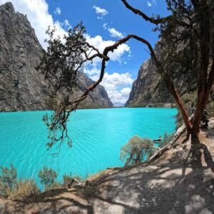 Vista de la Laguna Llanganuco, ubicada en la cordillera blanca en Perú