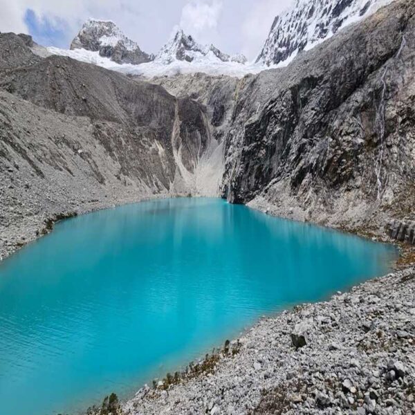 Vista de la Laguna 69 ubicada en Huaraz, Perú