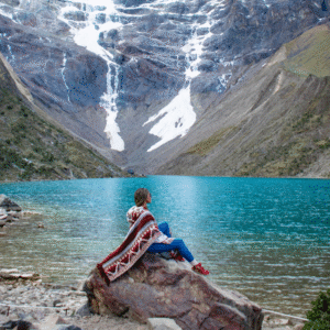 Laguna glaciar de aguas turquesas, ubicada en la región de Cusco, a unos 4200 metros sobre el nivel del mar, al pie del nevado Humantay y cerca del imponente Salkantay
