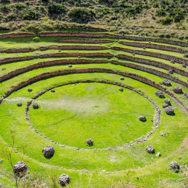 sitio arqueológico de Moray en Perú, un complejo incaico conocido por sus terrazas agrícolas circulares