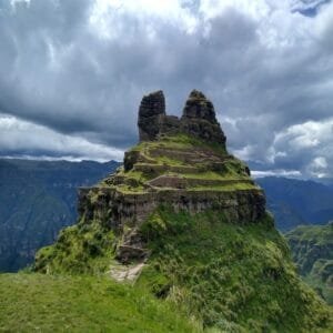 Una imponente fortaleza inca con forma de cuernos ubicada en los Andes peruanos, al sur de Cusco