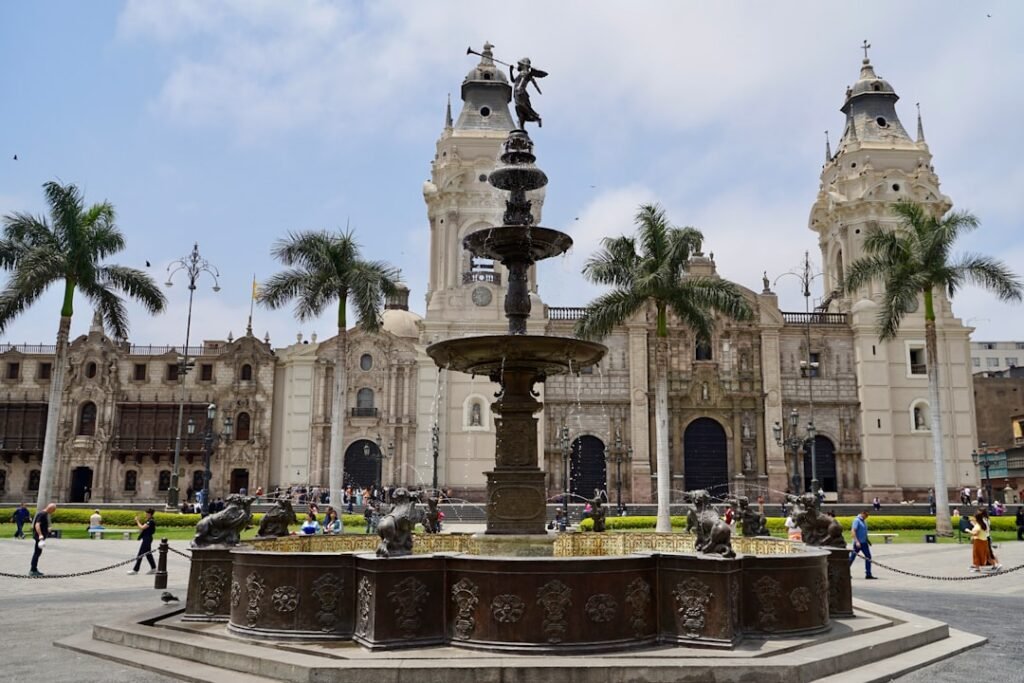 Plaza Mayor de Lima con su fuente colonial, rodeada de arquitectura histórica