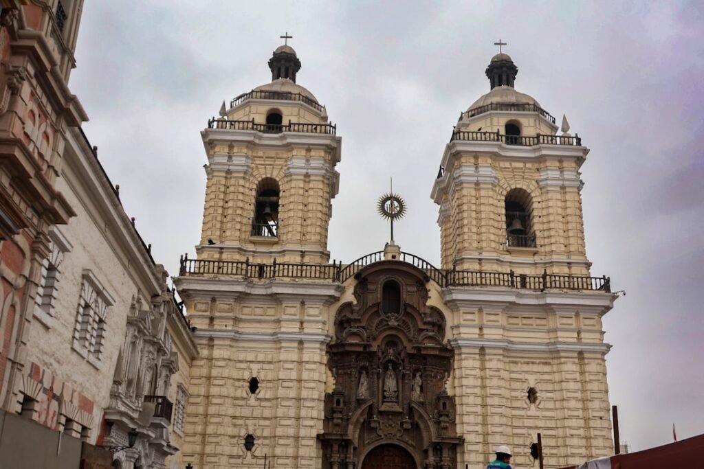 Catedral de Lima en la Plaza Mayor, símbolo de la arquitectura colonial peruana