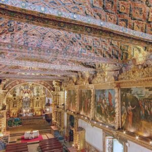 interior de la Iglesia de San Pedro Apóstol de Andahuaylillas, también conocida como la "Capilla Sixtina de América