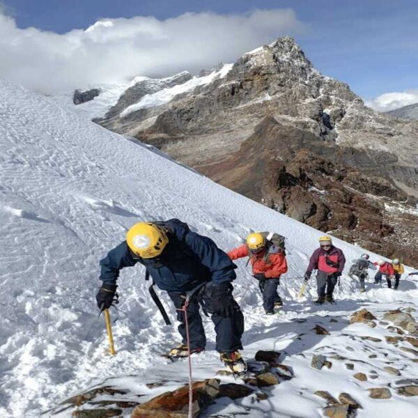 Escaladores subiendo el Nevado San Mateo, ubicado en la cordillera blanca en Perú