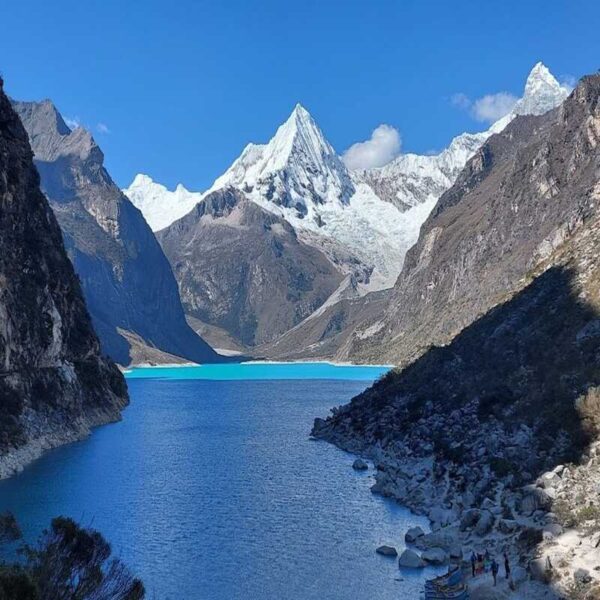 Vista de la Laguna Parón, ubicada sobre la cordillera blanca en Perú