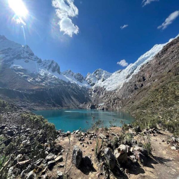 Vista de Laguna Rocotuyoc ubicada en la cordillera blanca Perú