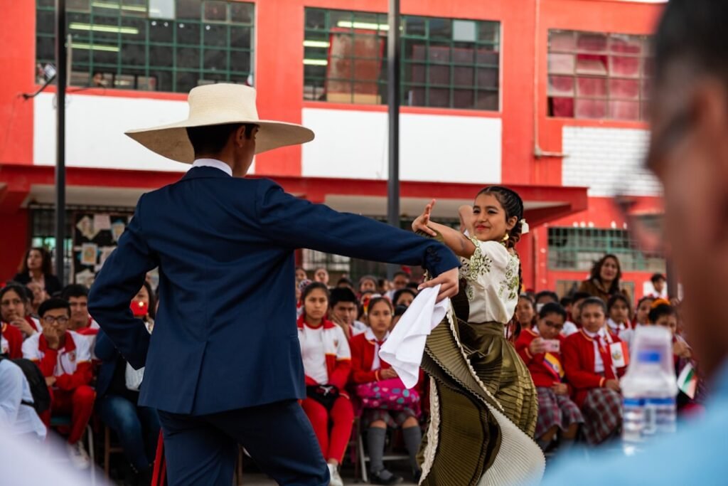 Pareja peruana bailando marinera, danza típica reconocida como patrimonio cultural