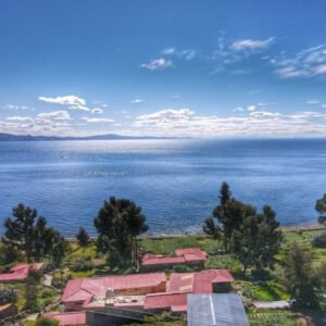 Vista al Lago Titicaca al atardecer con islas y montañas