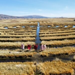 Comunidad local posando en foto en las islas flotantes de los Uros en Puno