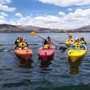 Turismo en kayak en el Lago Titicaca en Puno