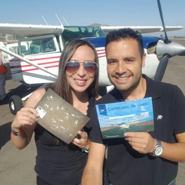 Personas con certificado de vuelo después de sobrevolar las líneas de Nazca