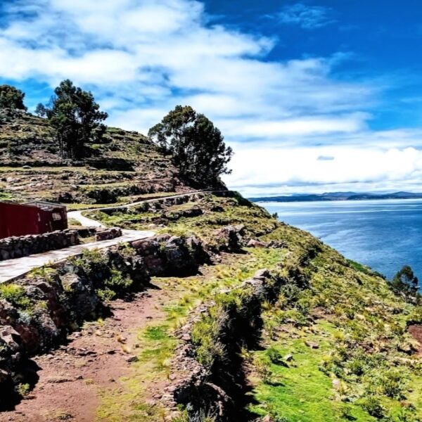 Embarcación nativa navegando sobre la Isla Taquile en Perú