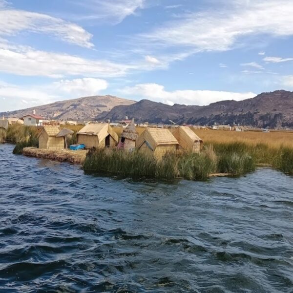 Puno: Medio Día Islas Flotantes de los Uros + Guía Bilingue - Image 3