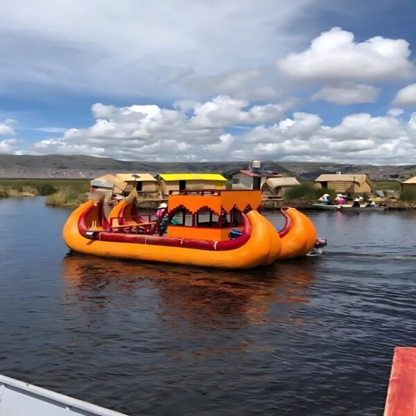 Embarcación nativa navegando sobre la Isla Uros en Perú