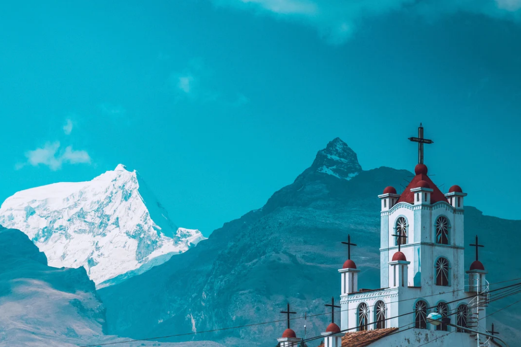Iglesia y nevados de fondo en Huaraz