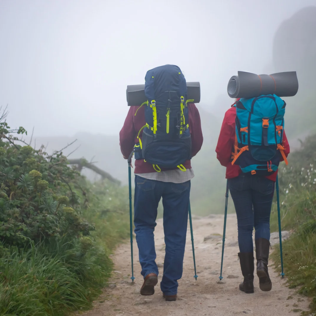 2 personas haciendo trekking rumbo a la laguna paron