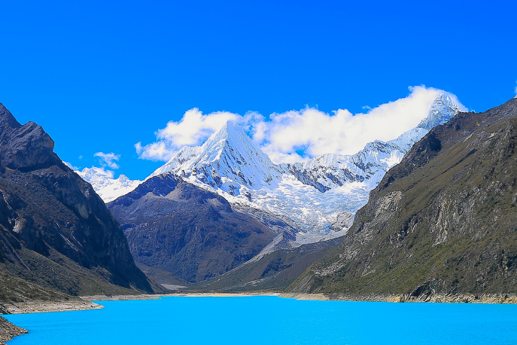 Paisaje de la laguna paron en Huaraz, Perú, con montañas nevadas de la Cordillera Blanca