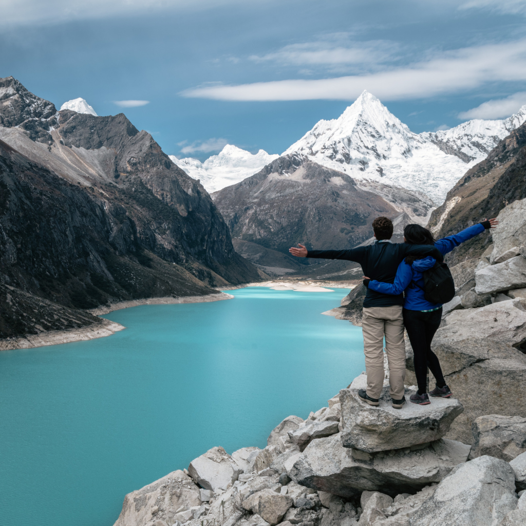 Una pareja viendo la laguna paron