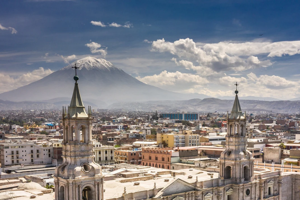 Catedral de Arequipa con el volcán Misti de fondo, patrimonio cultural y atractivo turístico del sur de Perú