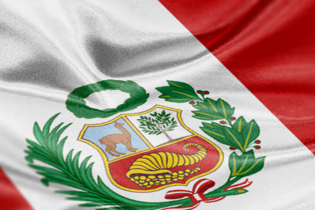 Bandera del Perú ondeando con el escudo nacional, orgullo e identidad cultural peruana