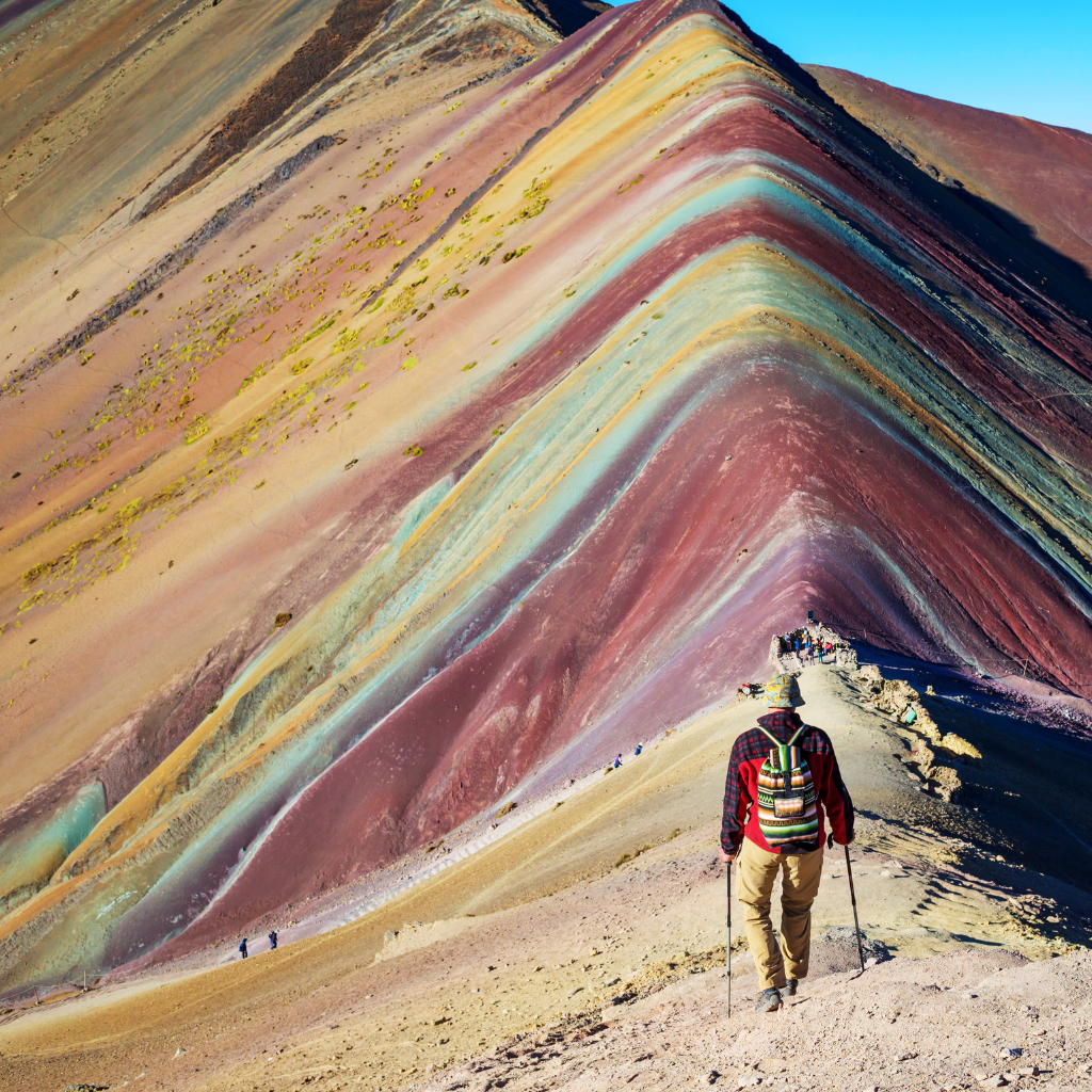 Viajero caminando en la montaña de 7 colores