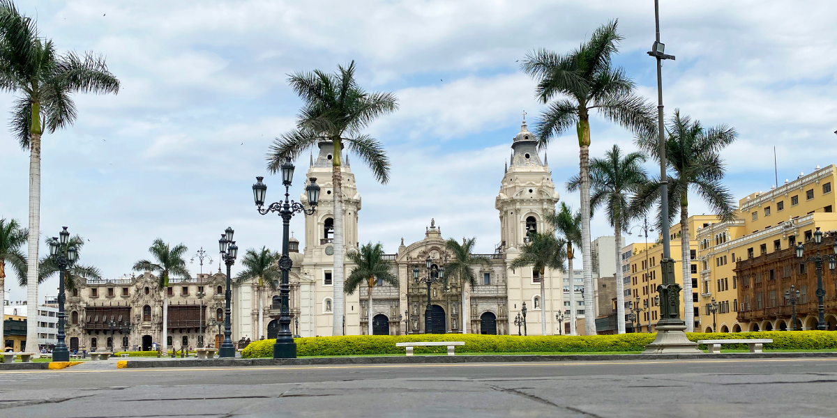 Catedral y arquitectura colonial en la Plaza Mayor de Lima Perú