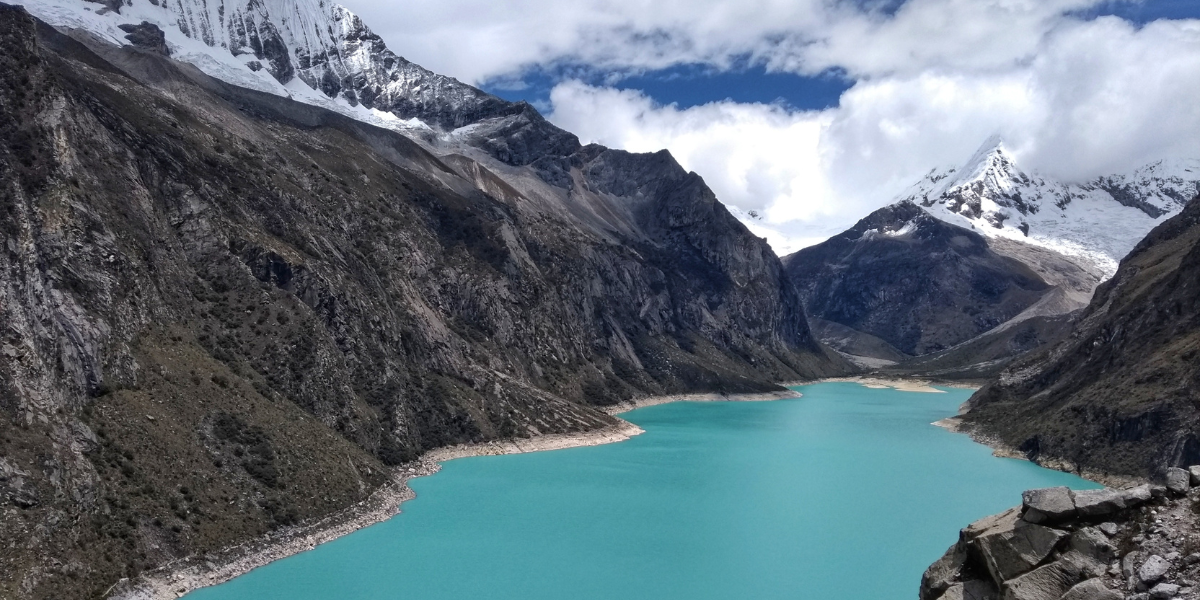 Vista panorámica de la Laguna Llanganuco en la Cordillera Blanca, Huaraz Perú