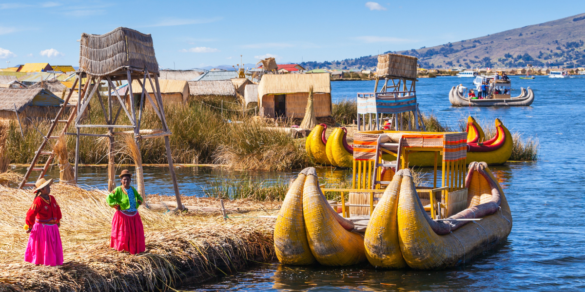Tour a las islas flotantes de los Uros en el Lago Titicaca, Puno Perú