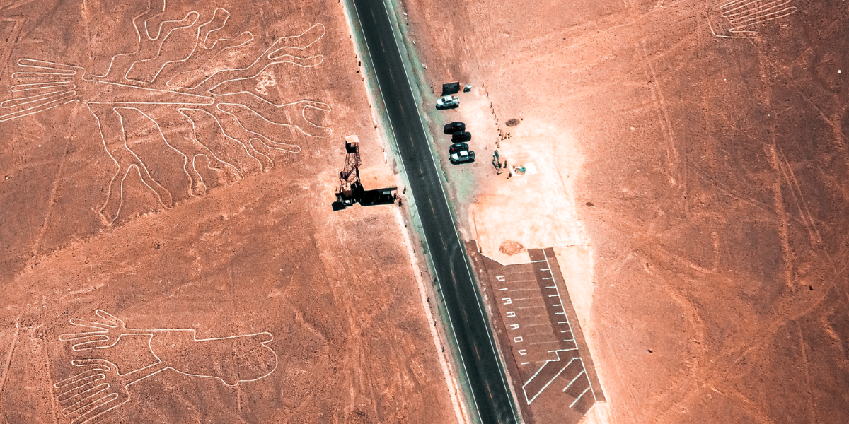 Vista aérea de las Líneas de Nazca en Ica Perú, figuras ancestrales en el desierto