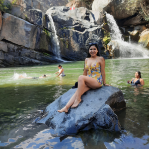 Turista posando sobre una roca en la laguna de las Cascadas de Condornada en Chao, Virú