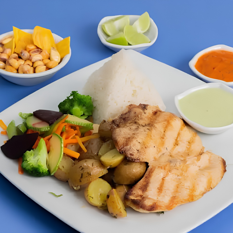 Plato de almuerzo con proteína a la parrilla y ensalada